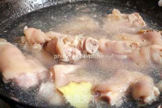 Finger-sucking Fermented Bean Curd and Peanut Stewed Trotters recipe