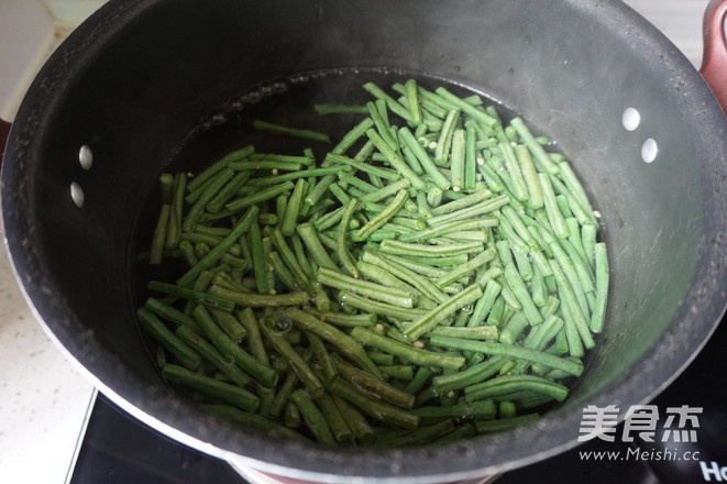 Garlic and Sesame Fragrant Mixed with Cowpea recipe