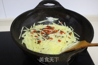 Stir-fried Shredded Potato with Chinese Chives recipe