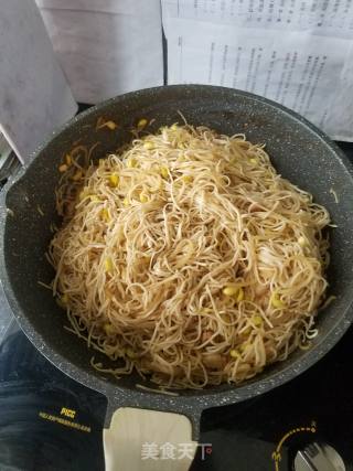 Fried Noodles with Soy Sprouts and Pork recipe