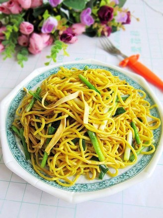 Stir-fried Yellow Noodles with Leek recipe