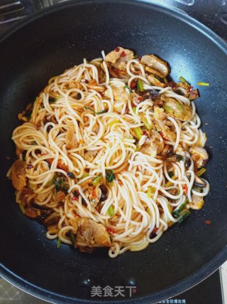 Sauce-flavored Fried Rice Noodles recipe