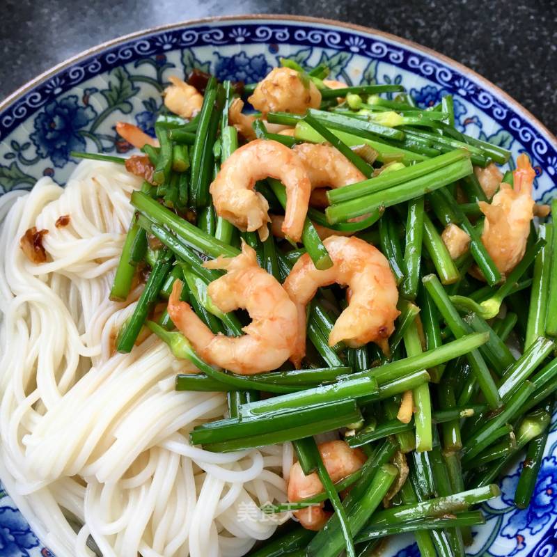 Stir-fried Shrimp Covered Noodles with Leek recipe
