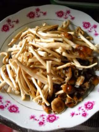 Scrambled Eggs with Tea Tree Mushroom recipe