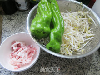 Stir-fried Mung Bean Sprouts with Shredded Pork and Wrinkled Pepper recipe