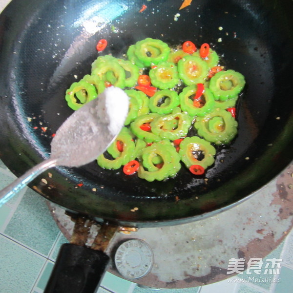 Spicy Stir-fried Bitter Gourd Rings recipe