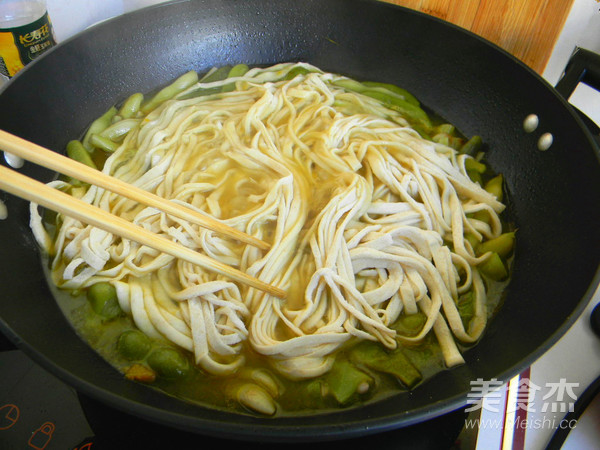 Braised Noodles with Beans recipe