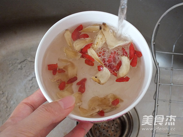 Goji Lily and Mung Bean Porridge recipe