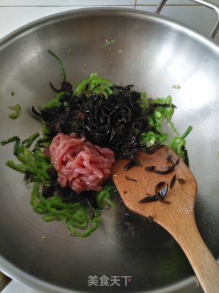 Stir-fried Rice Noodles with Green Pepper and Pork recipe