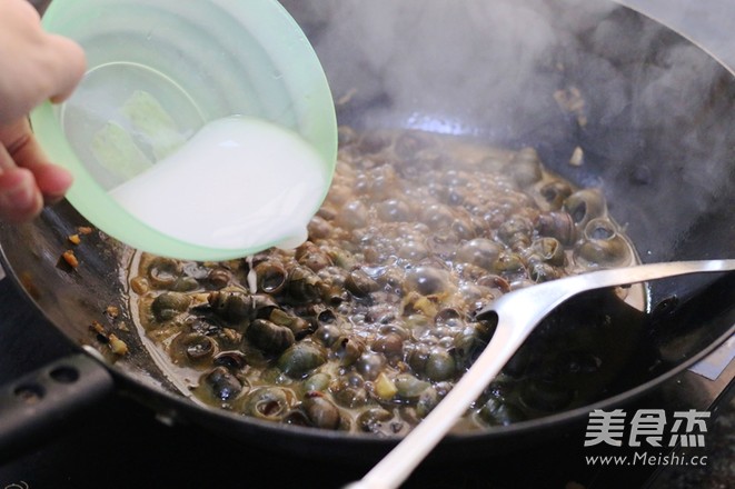 Stir-fried Escargot with Garlic and Tempeh recipe