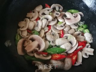 Stir-fried Mushrooms with Green and Red Pepper recipe