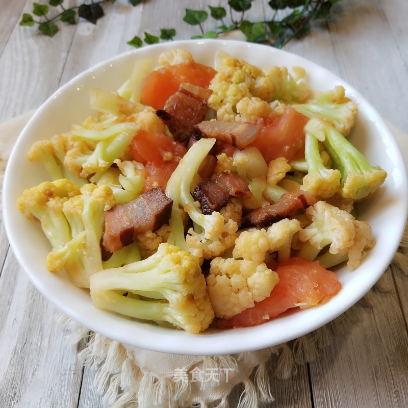 Stir-fried Cauliflower with Bacon and Tomato