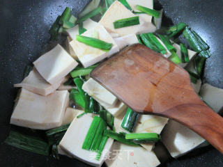 Stir-fried Thousand Page Tofu with Garlic recipe