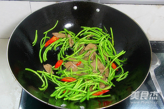 Stir-fried Pork Liver with Artemisia Quinoa recipe