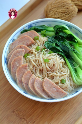 Luncheon Meat Noodles with Green Vegetables and Shrimp