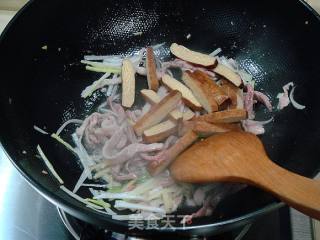 Home-made Small Stir-fry "fragrant Pork with Dried Beans" recipe