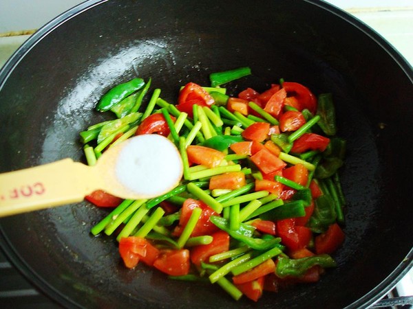 Garlic and Tomato Egg Noodles recipe