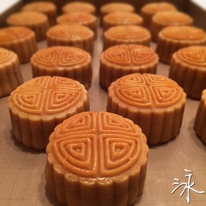 Cantonese-style Moon Cakes-egg Yolk and Lotus Paste Moon Cakes recipe