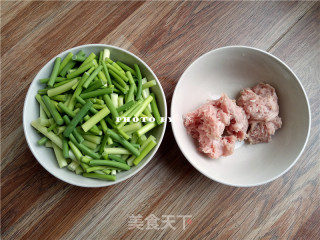 Stir-fried Pork with Garlic Sprouts recipe