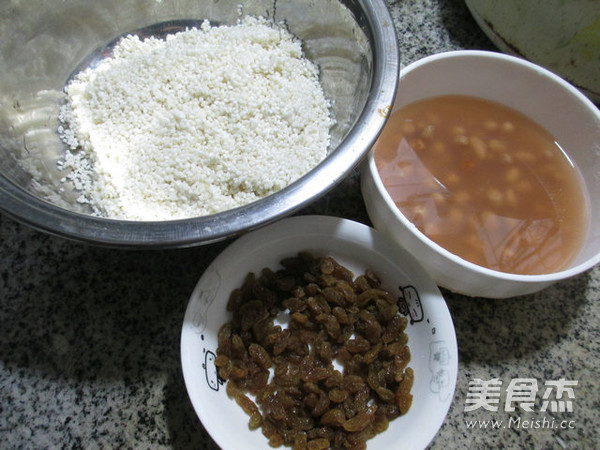 Glutinous Rice Dumplings with Peanuts and Raisins recipe