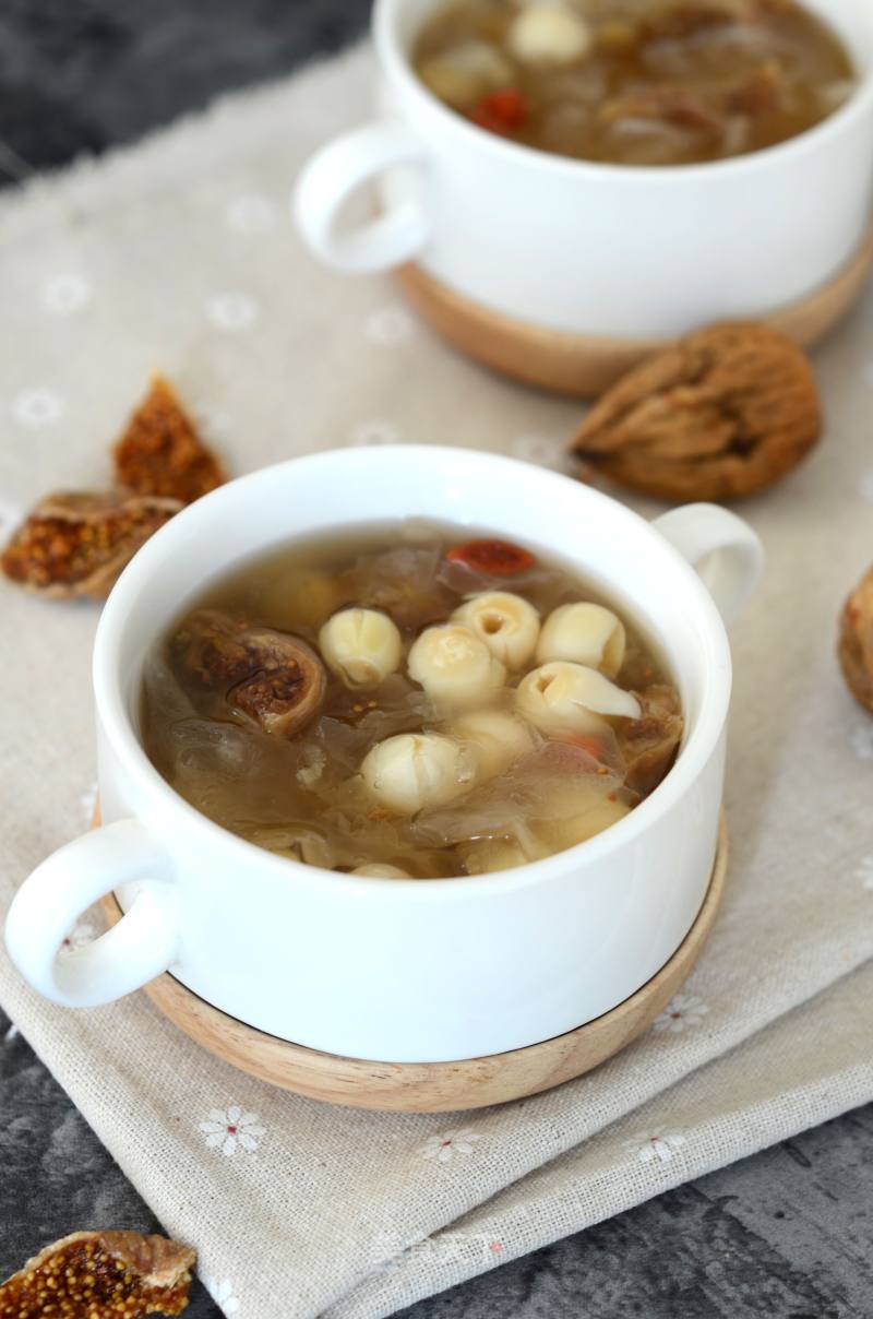 #秋滋阴润肺# Figs, White Fungus and Lotus Seed Soup recipe