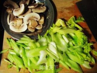 Quick-fried Side Dish for Beauty and Face-lifting---stir-fried Shrimp with Celery recipe