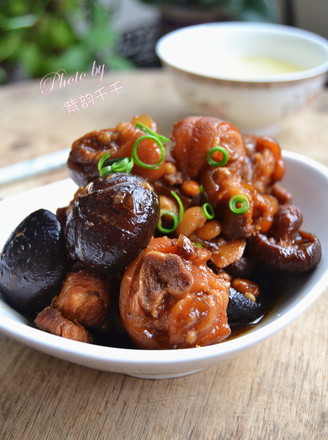 Braised Pork Knuckles with Soy Beans and Mushrooms recipe