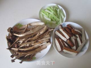 Stir-fried Dried Seeds with Celery, Tea and Mushrooms recipe