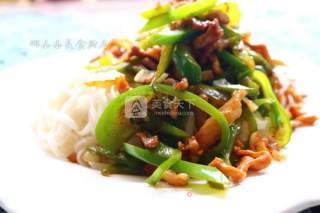 Green Pepper Shredded Pork Topped Noodles recipe