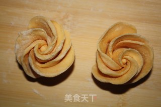 Romantic Chinese Valentine's Day-color Rose Roll recipe