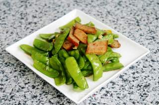 Fried Red Sausage with Snow Peas recipe