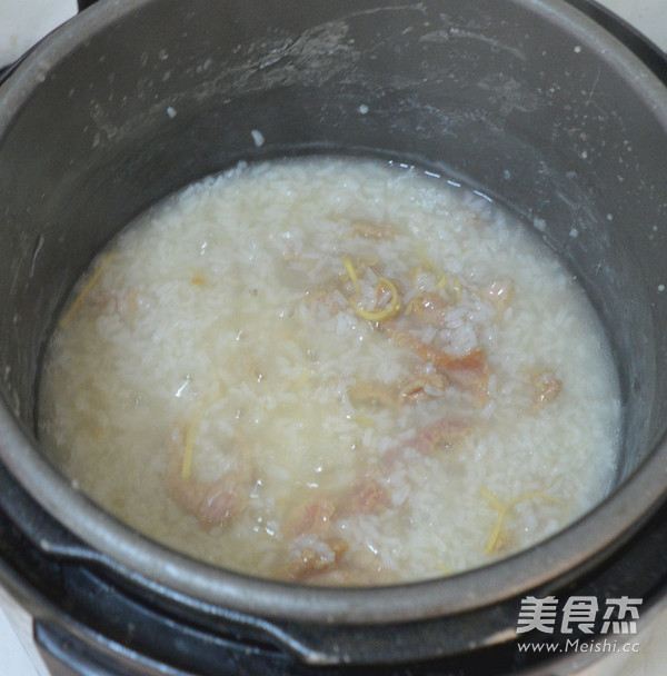 Lean Pork Congee with Wolfberry Leaves recipe