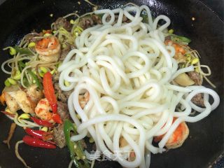 Stir-fried Udon with Assorted Black Peppers recipe