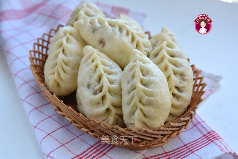 Steamed Buns with Deer Antler and Mushroom Sauce recipe