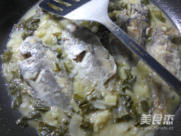 Boiled Black Pomfret with Pickled Cabbage recipe
