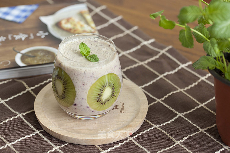 Kiwi Blueberry Milkshake recipe