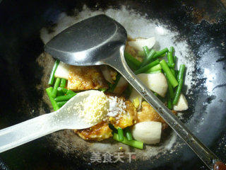 Stir-fried Lotus Leaf Egg with Oyster Mushroom and Garlic Sprouts recipe