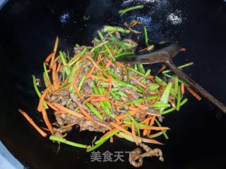 Stir-fried Shredded Pork with Cilantro and Carrots recipe