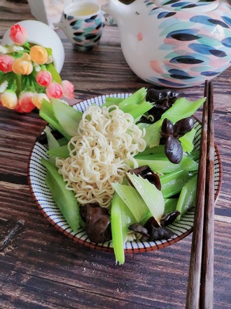 Celery Fungus Fried Noodles recipe