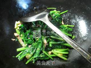 Stir-fried Spinach with Garlic Pork recipe