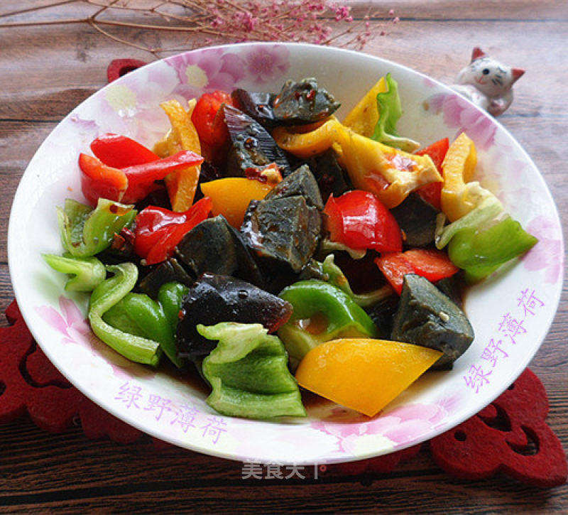 Bell Peppers Mixed with Pine Flowers recipe
