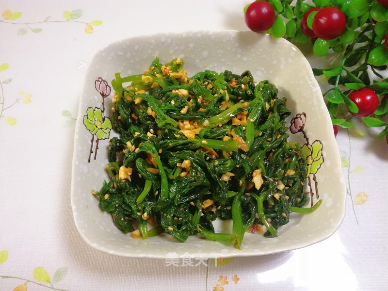 Chopped Peanuts Mixed with Celery Leaves recipe