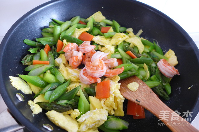 Scrambled Eggs with Asparagus and Shrimp recipe