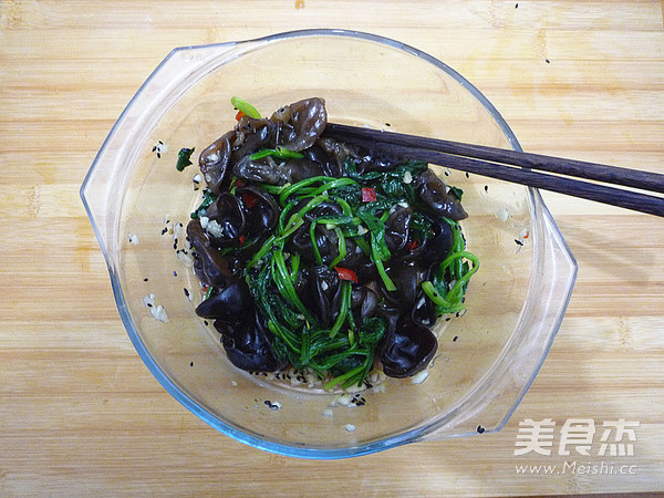 Spinach with Fungus recipe