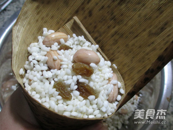 Glutinous Rice Dumplings with Peanuts and Raisins recipe