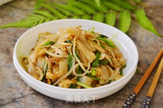 Stir-fried Hor Fun with Leek and Bean Sprouts recipe