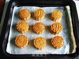 Favorite Cantonese-style Moon Cake-[egg Yolk Lotus Paste Moon Cake] recipe