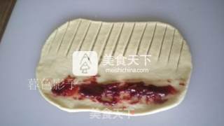 #aca烤明星大赛#caterpillar Bread with Cherry Sauce recipe