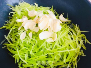 Rely on It to Moisturize The Lungs in Autumn. Stir-fried Lily with Lettuce, Refreshing and Easy to Use recipe