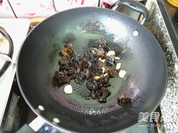 Stir-fried Chinese Cabbage Stem with Black Fungus recipe